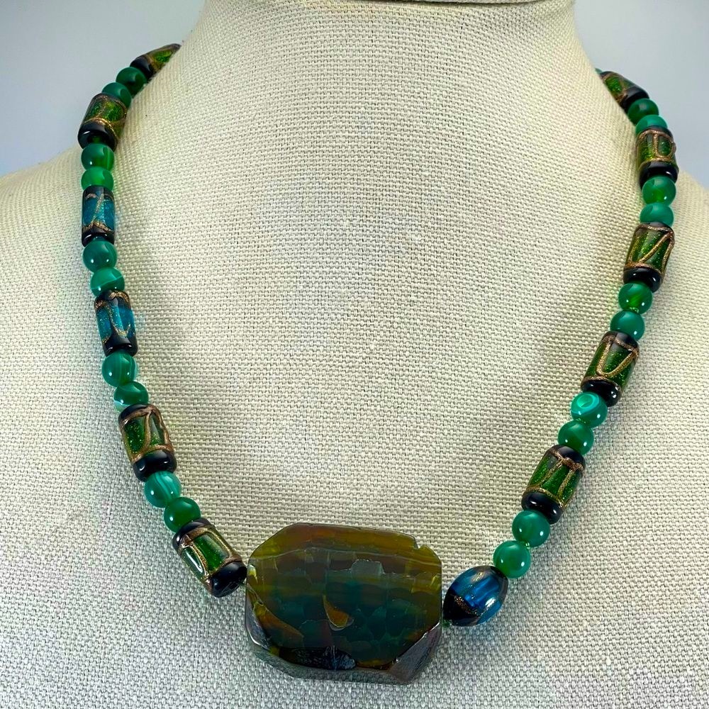 Stunning Unsigned Green Malachite Dyed Agate and Artisan Glass Beaded Necklace